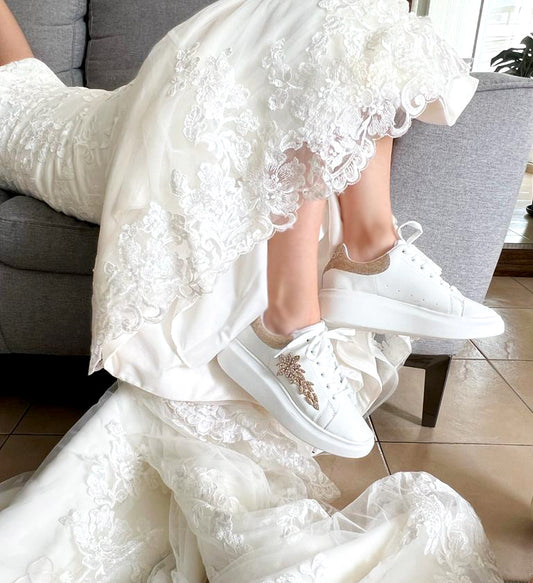 “Caminando hacia el Altar con Estilo y Comodidad: La Revolución de los Tenis para Novias”
